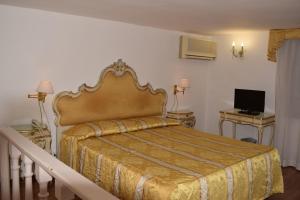 A bed or beds in a room at Albergo Basilea