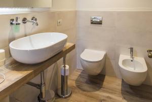 モルヴェーノにあるIl nido molvenoのバスルーム(白い洗面台、トイレ付)