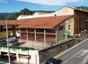 un edificio con tetto rosso sul lato di una strada di Locanda dell'Oca Bianca a Como