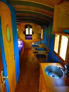La salle de bains est pourvue d'un lavabo. dans l'établissement Une roulotte et des chevaux, à Sulniac