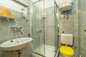 Koupelna v ubytování Apartments and Rooms Ana Pomer 217 + 37 fotografií