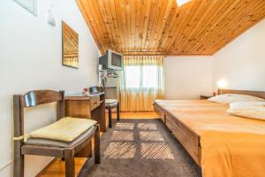 Postel nebo postele na pokoji v ubytování Apartments and Rooms Ana Pomer 217