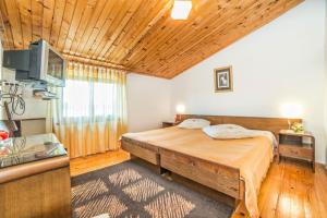 Postel nebo postele na pokoji v ubytování Apartments and Rooms Ana Pomer 217