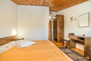 Postel nebo postele na pokoji v ubytování Apartments and Rooms Ana Pomer 217