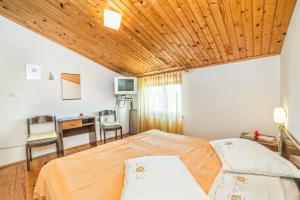 Postel nebo postele na pokoji v ubytování Apartments and Rooms Ana Pomer 217