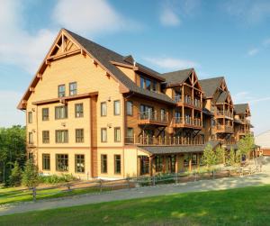 una grande casa in legno con una bisca di Jay Peak Resort a Jay