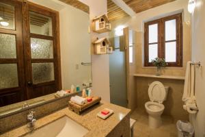 La salle de bains est pourvue de toilettes et d'un lavabo. dans l'établissement La Casona Del Banco Hotel Boutique, à Parras de la Fuente