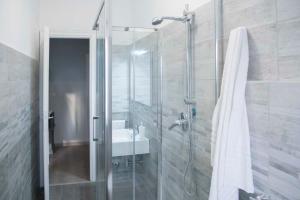 bagno con doccia e lavandino di Green view apartment a Roma
