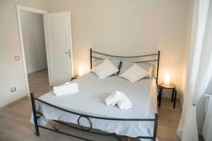una camera con un letto con due cuscini sopra di Green view apartment a Roma