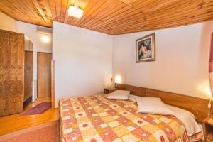 Postel nebo postele na pokoji v ubytování Apartments and Rooms Ana Pomer 217