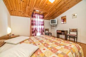 Postel nebo postele na pokoji v ubytování Apartments and Rooms Ana Pomer 217