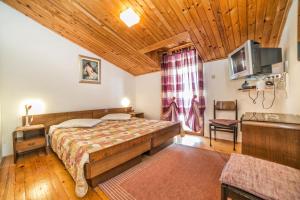 Postel nebo postele na pokoji v ubytování Apartments and Rooms Ana Pomer 217