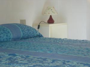オロゼーイにあるVilla Gelsominoのベッドルーム(枕、ランプ付)