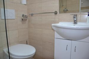 Un baño de Attic Rooms Tábor