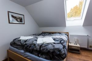 Una cama o camas en una habitación de Attic Rooms Tábor