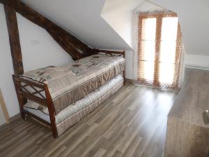Katil atau katil-katil dalam bilik di Charmante maison Solognote rénovée