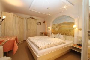 Een bed of bedden in een kamer bij Haus Sonnenschein
