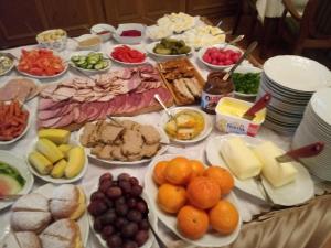 una mesa cubierta con muchos tipos diferentes de comida en Pensjonat Panorama, en Polanica-Zdrój