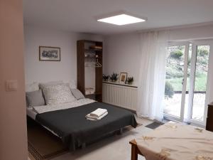 ein Schlafzimmer mit einem Bett und einem großen Fenster in der Unterkunft Studio in Krakau