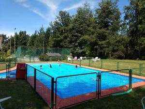 un grupo de personas en una piscina en Casa Pucon - Condominio Doña Augusta, en Pucón