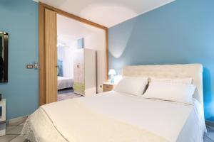 ガリポリにあるZen Apartmentのベッドルーム(白いベッド1台、鏡付)