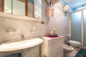 ガリポリにあるZen Apartmentの白いバスルーム(洗面台、トイレ付)