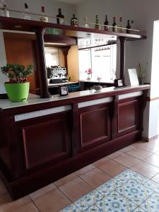 una cocina con una gran encimera de madera en una habitación en Hotel Conte Luna, en Bolonia