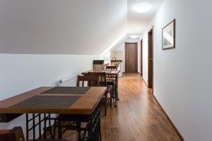 Un restaurante u otro lugar para comer en Attic Rooms Tábor