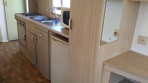 Kuchyň nebo kuchyňský kout v ubytování Camping le Mas de Riri
