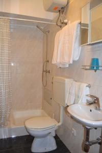 La salle de bains est pourvue de toilettes, d'un lavabo et d'une douche. dans l'établissement Central Suite in Funchal 3N, à Funchal