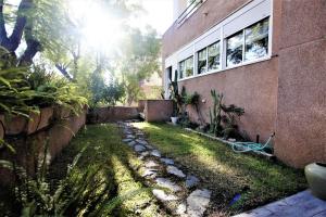 a backyard with a stone walkway next to a building at Acogedor Apart de 2 dormitorios en C.Expo, SEVILLA in Mairena del Aljarafe
