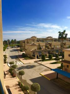 Blick auf eine Straße mit Gebäuden und Bäumen in der Unterkunft Apartamento Costa Ballena in Rota