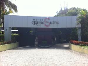 ein Gebäude mit einem Schild mit der Aufschrift Molina sirmula in der Unterkunft Motel KamaSutra in Salvador