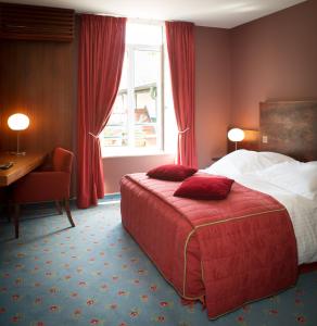 En eller flere senge i et værelse på Hôtel & Restaurant Le Relais d'Aumale
