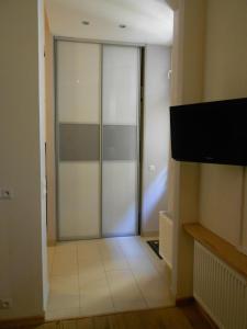 Televízia a/alebo spoločenská miestnosť v ubytovaní Apartament Berka 9