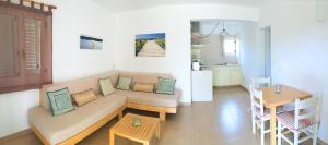 salon z kanapą i stołem w obiekcie Vivendes Adelina - Escapada Formentera w mieście Es Pujols