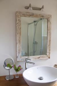 y baño con lavabo blanco y espejo. en Vivendes Adelina - Escapada Formentera, en Es Pujols