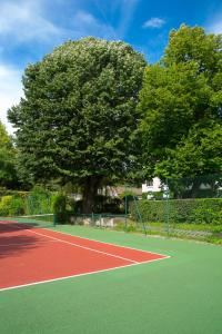 Tenis a/nebo squash v ubytování Hôtel & Restaurant Le Relais d'Aumale nebo okolí