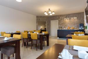 A restaurant or other place to eat at B&B Villa Maris Punat