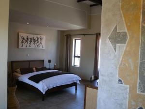 - une chambre avec un grand lit et une fenêtre dans l'établissement Capetown 4U Guesthouse, au Cap