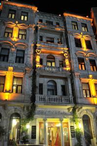 イスタンブールにあるGrand Hotel de Londresの照明付きの白い大きな建物