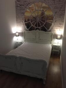 マルボルクにあるApartament Stare Miastoのベッドルーム1室(壁に車輪をかけた白いベッド1台付)
