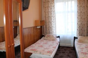 A bed or beds in a room at Hotel Polonia