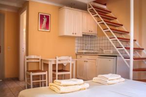 Η κουζίνα ή μικρή κουζίνα στο Villa View Studios +38 φωτογραφίες