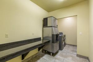 Kuchyň nebo kuchyňský kout v ubytování Cobblestone Inn & Suites - Merrill
