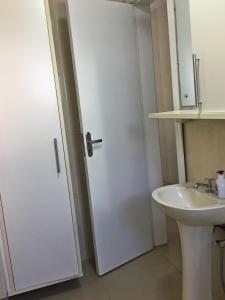 Koupelna v ubytování INCRÍVEL Ap a 100m do MAR com Ar e Wi-Fi