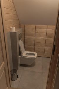 Elle comprend une petite salle de bains pourvue de toilettes. dans l'établissement Krzywy Zakątek, à Cisna