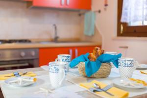 シルヴィ・マリーナにあるGreen Marine I9 Silvi Vacanzaのテーブル(パンバスケット、カップ2杯付)