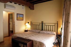 1 dormitorio con 1 cama grande en una habitación en Hotel Spa La Casa Mudéjar, en Segovia