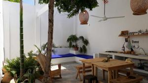a dining room with a table and some plants at Casa de la tierra in Santa Marta